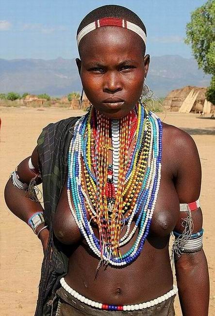 裸でポーズをとるアフリカの部族
 #67112767