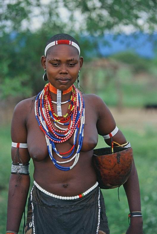 裸でポーズをとるアフリカの部族
 #67112777