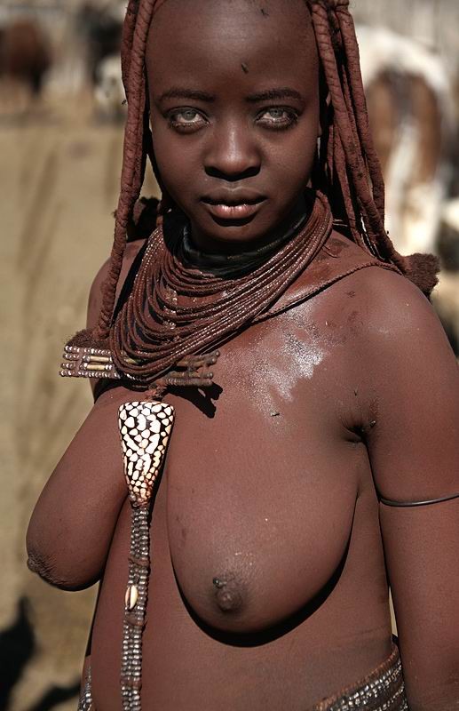 Echte afrikanische Stämme posieren nackt
 #67112793