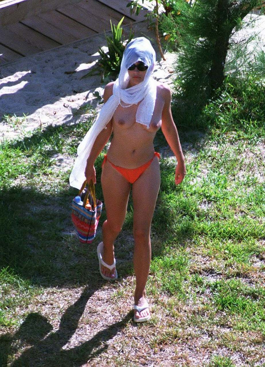 Elizabeth hurley exposant ses seins nus sexy et son cul chaud sur la plage
 #75316876