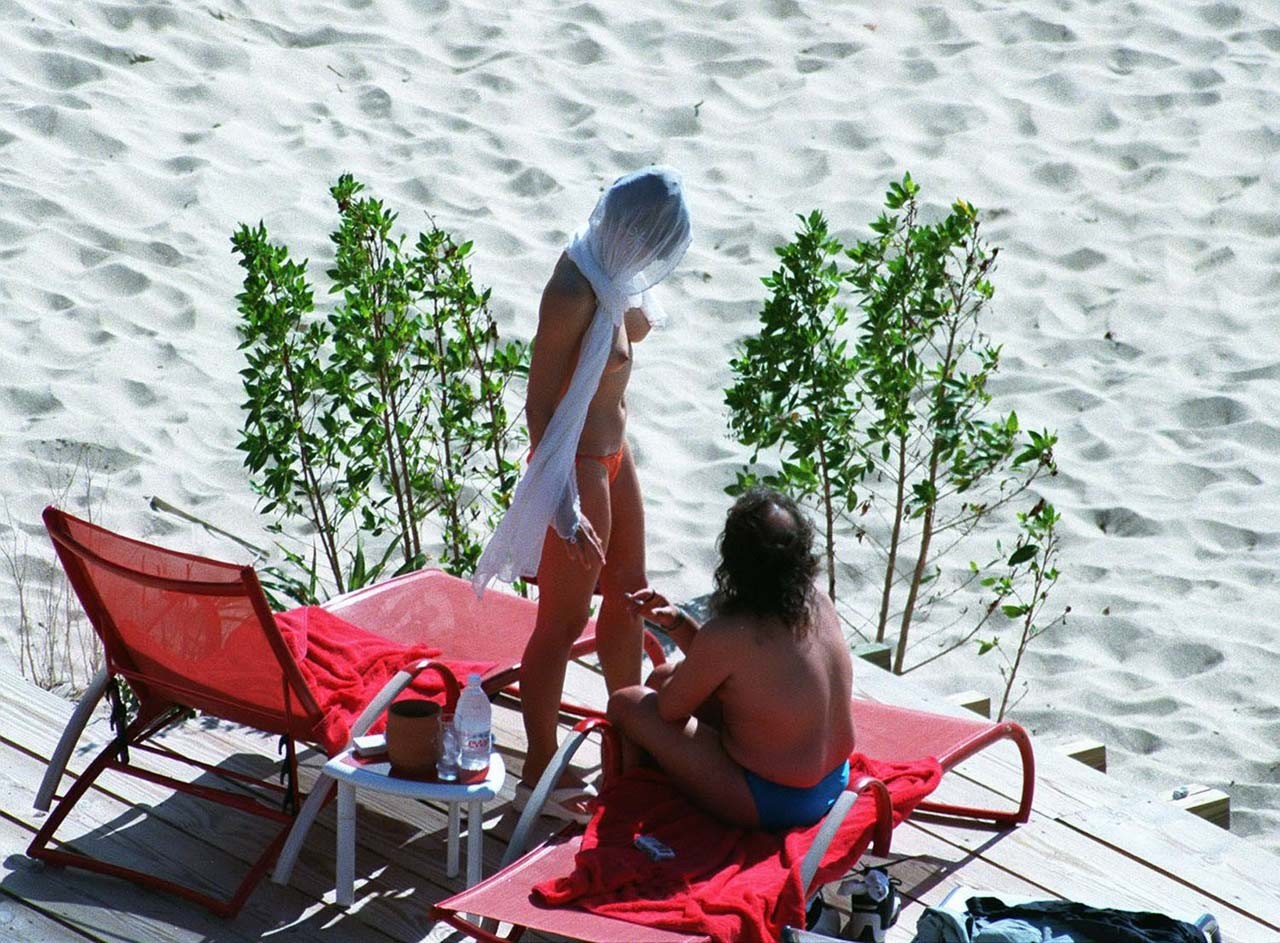 Elizabeth hurley exposant ses seins nus sexy et son cul chaud sur la plage
 #75316904