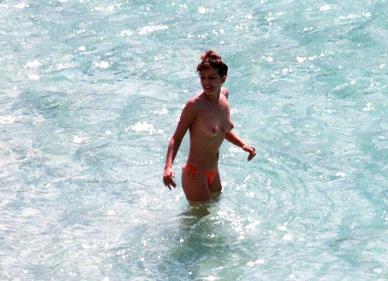 Elizabeth hurley exposant ses seins nus sexy et son cul chaud sur la plage
 #75316925