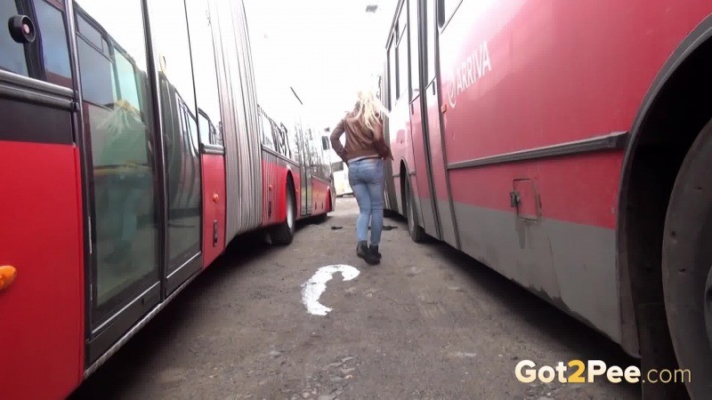 Sexy ragazza bionda piscia tra gli autobus parcheggiati
 #67491485