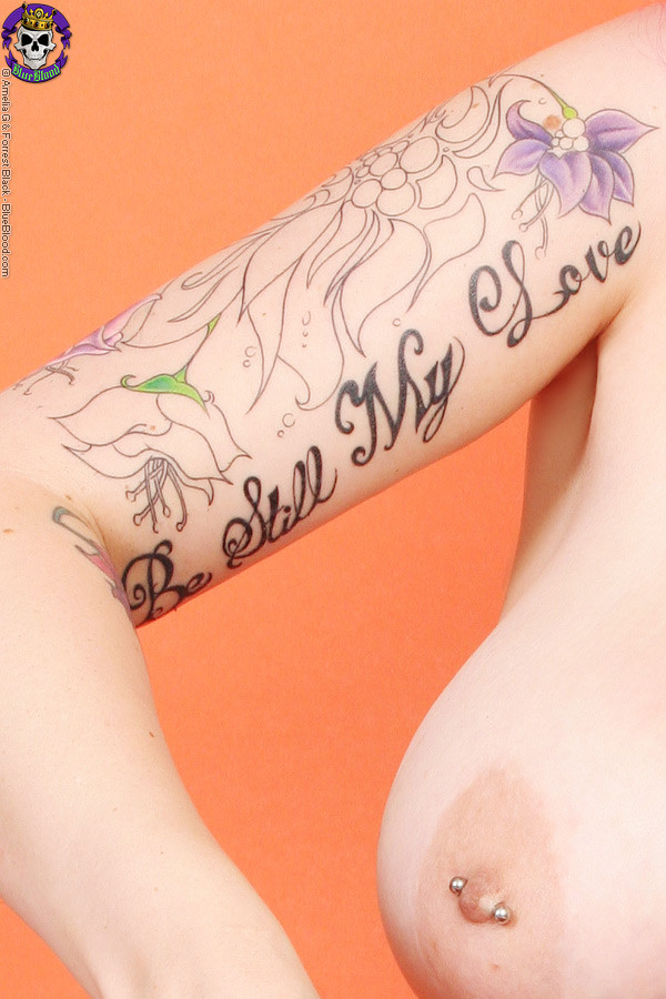 Busty Redhead reibt Titten auf Kürbis
 #72892469