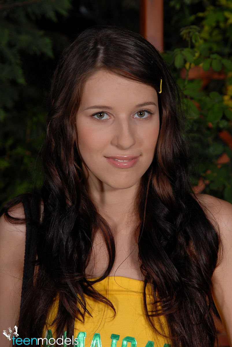 Joven zorra ordeñando coño al aire libre
 #73246221