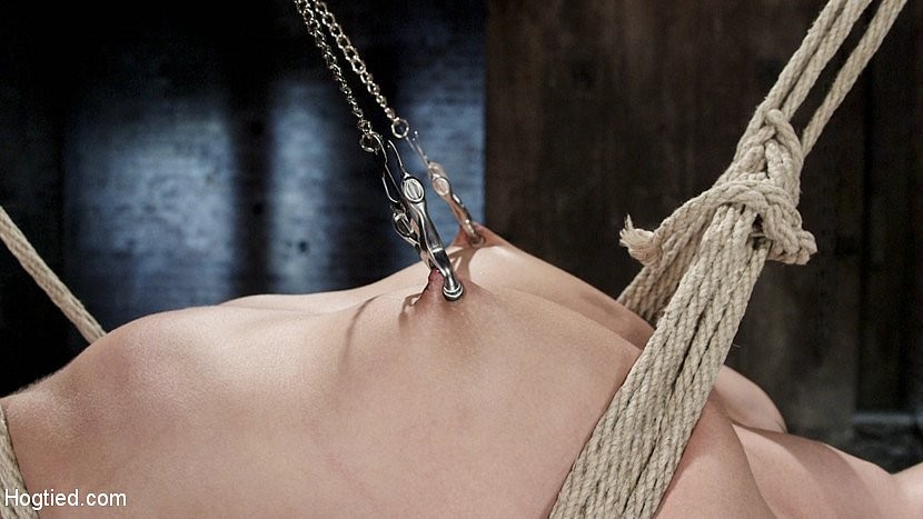 Roxanne Rae dans un bondage de corde, jouet baisé avec un déni d'orgasme intense par maledom
 #70867048