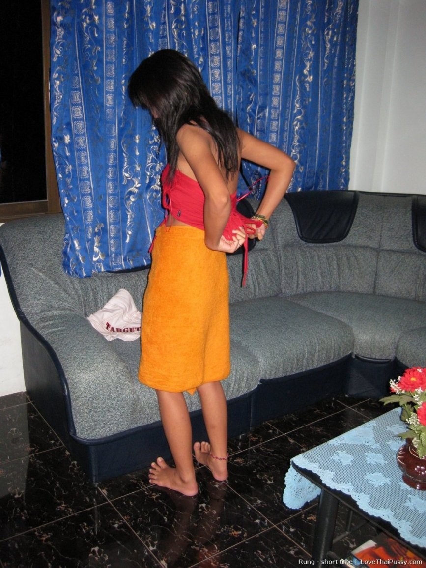 Pelosa prostituta thailandese che mostra il suo enorme clitoride rosa al turista sessuale Klaus
 #69873662