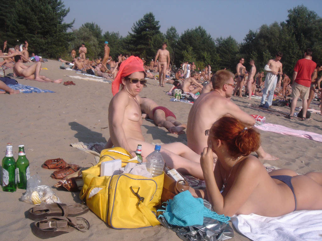 Des ados nudistes se déshabillent et jouent nus.
 #72252471