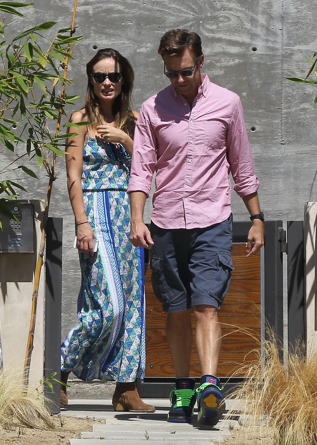 Olivia Wilde braless in a low cut colorful maxi dress looking for a house in Los #75218653