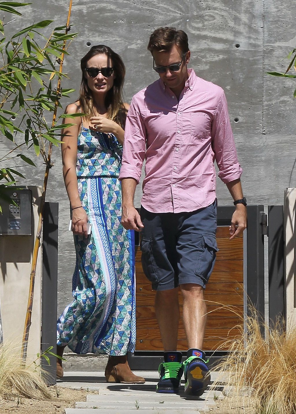 Olivia wilde braless en un maxi vestido escotado de colores buscando una casa en los
 #75218653
