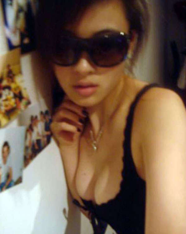 Fotos de chicas asiáticas en el espejo
 #69863074