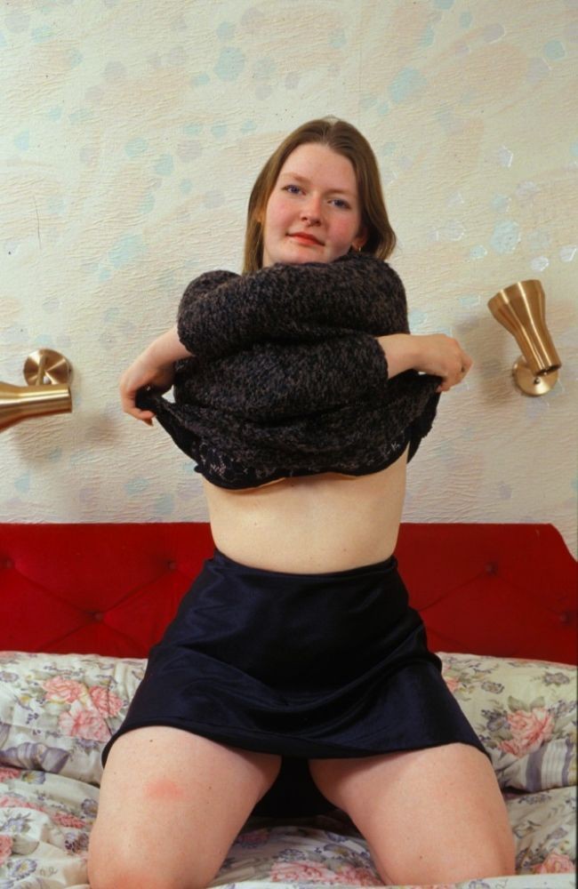 巨乳の主婦が足とマンコを大きく広げる
 #77618999