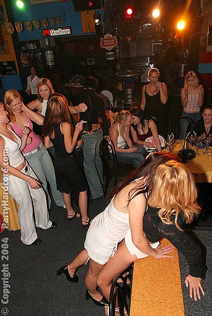 Chicas impactantes haciendo extraños en un bar
 #76890726