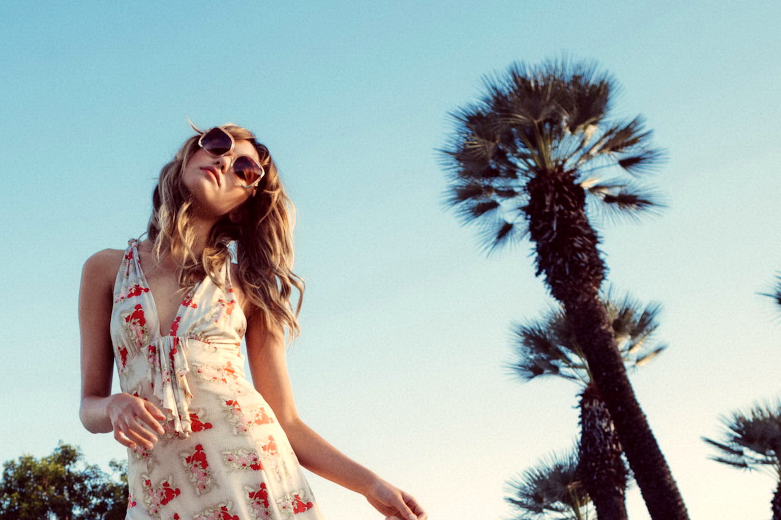 Cora keegan con un traje transparente en la película "Last Daze".
 #75185948