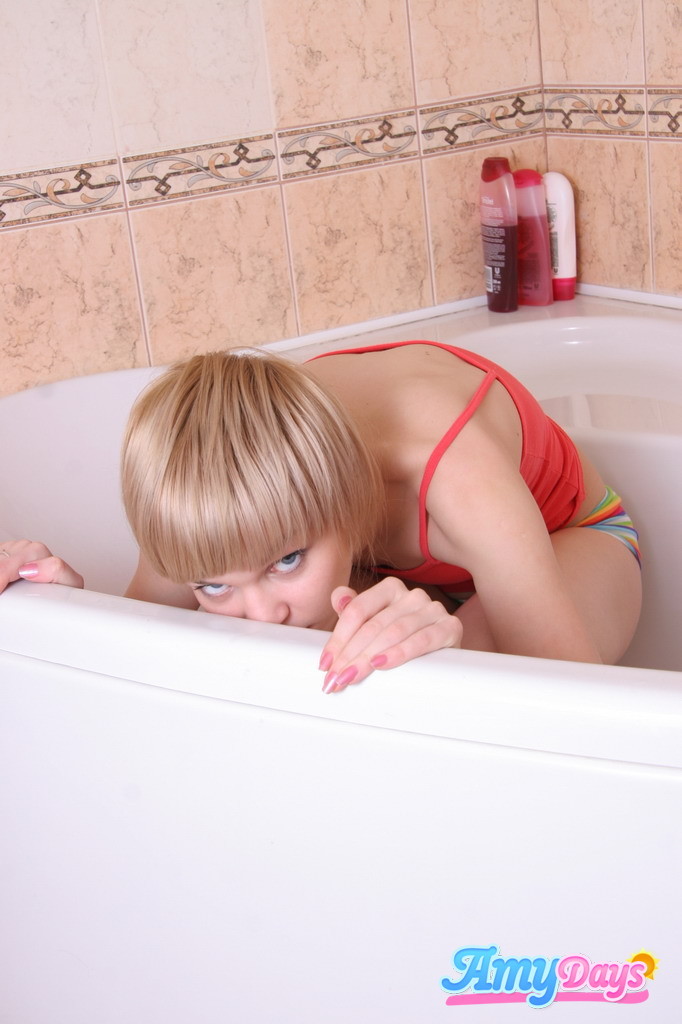Skinny blonde teen Mädchen nass in Dusche
 #77773039