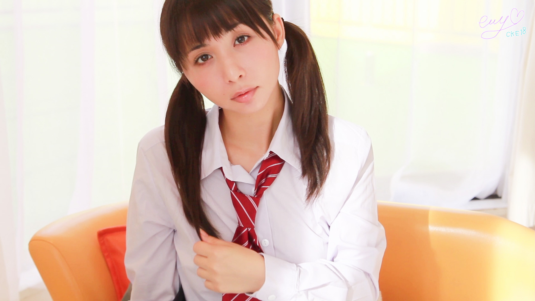 Une écolière japonaise se déshabille
 #74660675