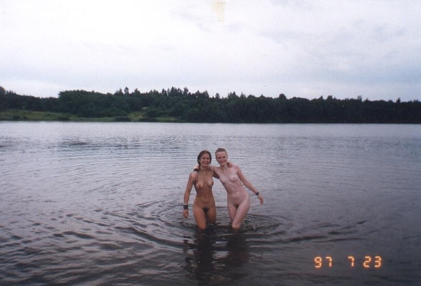 I nudisti più lisci giocano insieme nell'acqua calda
 #72256991
