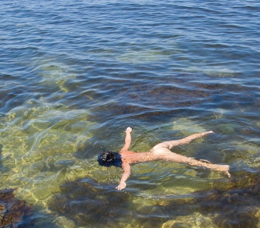 Les nudistes les plus douces jouent ensemble dans l'eau chaude.
 #72257000