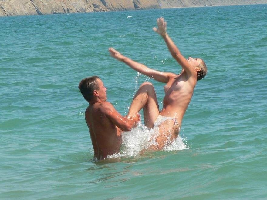 Les nudistes les plus douces jouent ensemble dans l'eau chaude.
 #72257024