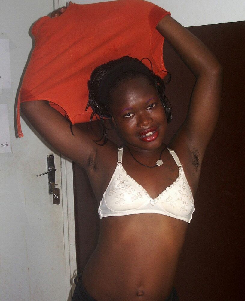 Novias jóvenes negras posando y desnudas
 #67660912