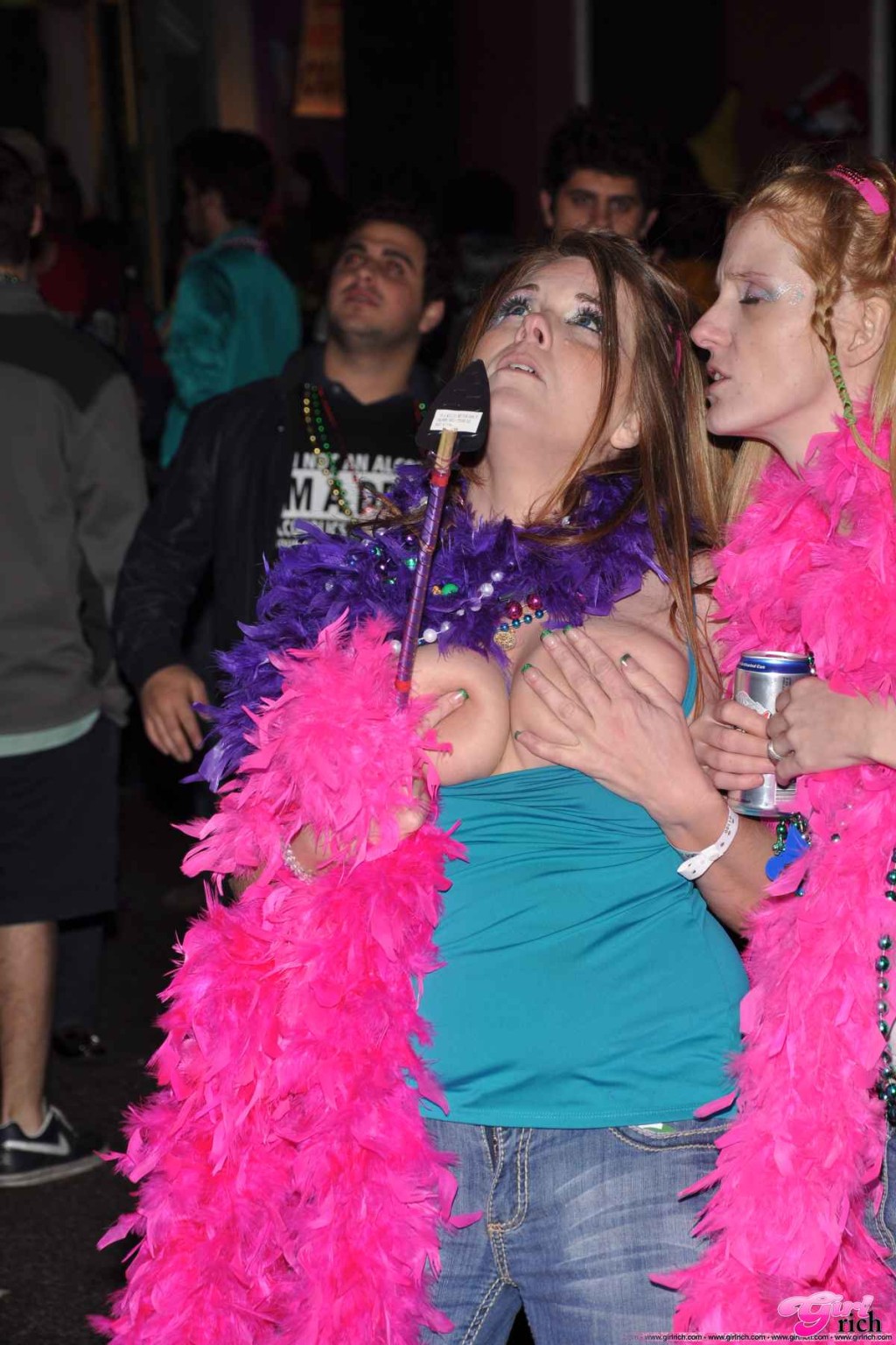 Preparándose para mirar a las chicas quitarse la parte superior, me encantan las putas
 #68417287