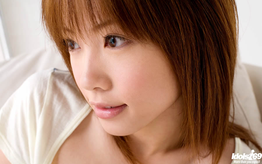 Joven japonesa linda desnudándose para la cama
 #69932885