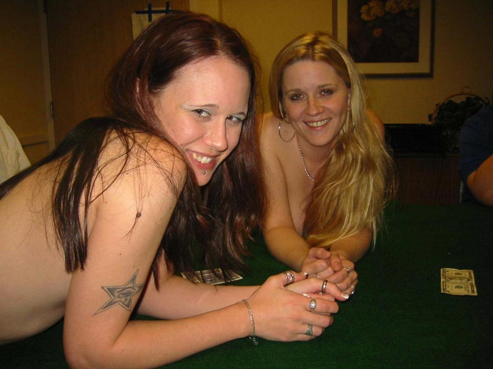 Chicas amateurs jugando al strip-poker
 #73882785