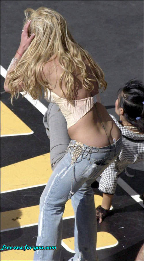 Britney Spears showing her pussy to paparazzi and suck cock #75423907