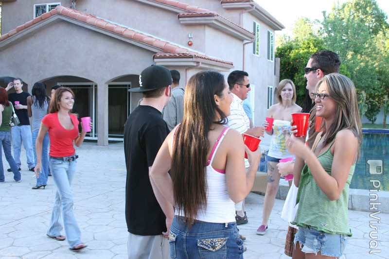 Alcune ragazze del college guardano la loro amica che viene scopata ad una festa
 #76000598