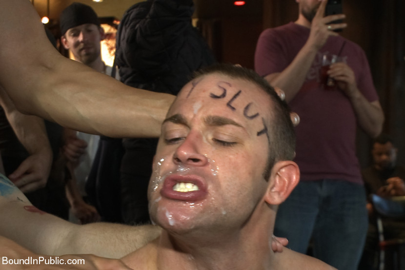 Feisty slut compleanno viene utilizzato e abusato in un bar locale
 #76913401