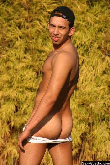 Cocky Latino posiert ganz nackt und zeigt alles, was er zu bieten hat
 #76899504