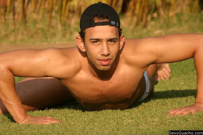 Cocky Latino posiert ganz nackt und zeigt alles, was er zu bieten hat
 #76899533