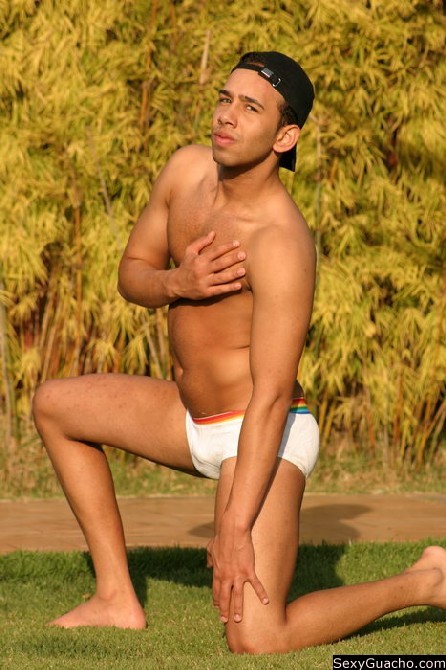 Cocky Latino posiert ganz nackt und zeigt alles, was er zu bieten hat
 #76899549