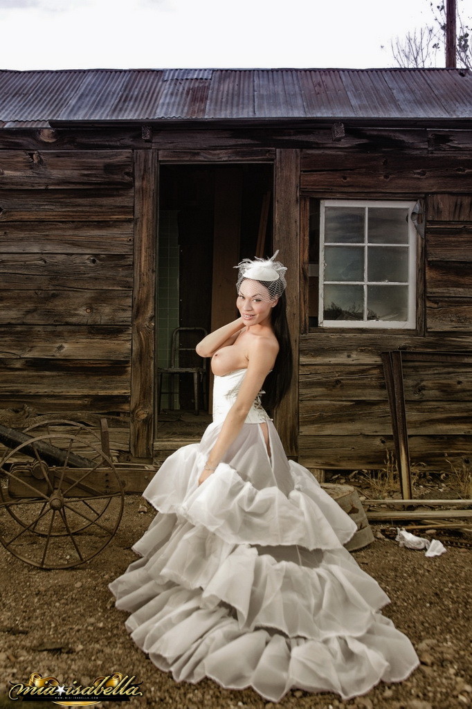 Mia l'éblouissante posant dans une superbe robe de mariée
 #78840164