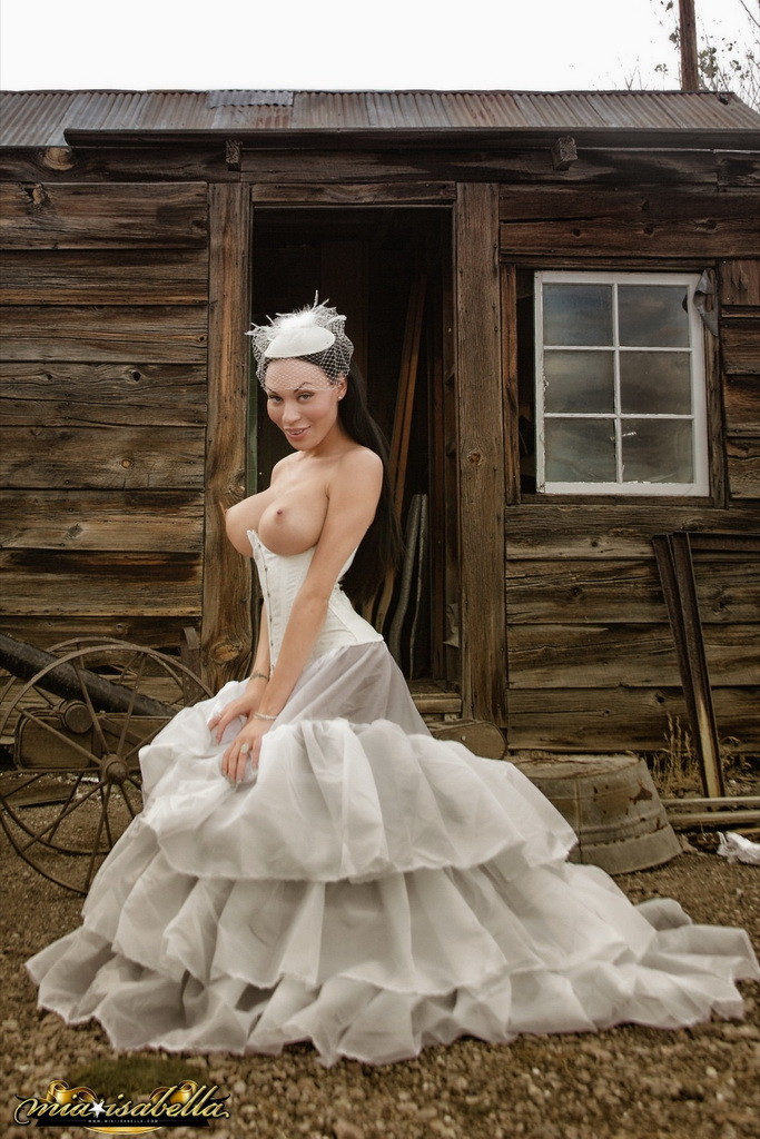 豪華なウェディングドレスでポーズをとる見事なMIA
 #78840187