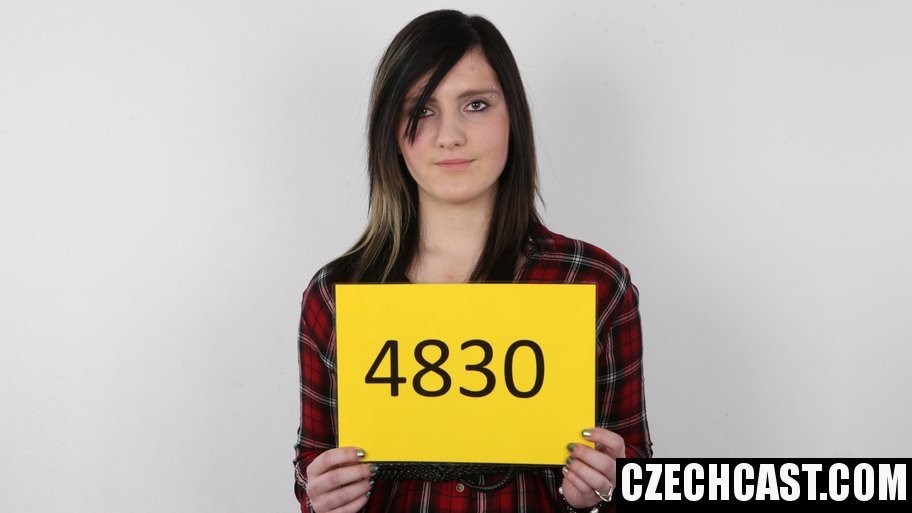 Sexy chica checa barbora en la audición de casting porno
 #71642469