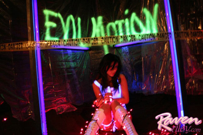 Jeune latina mignonne raven riley dans un club disco avec un gode
 #76340487