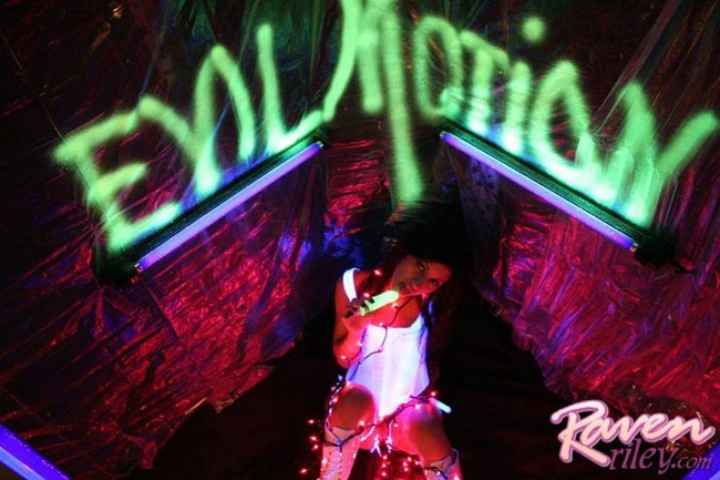 Carino latina teenager raven riley in disco club con dildo
 #76340527
