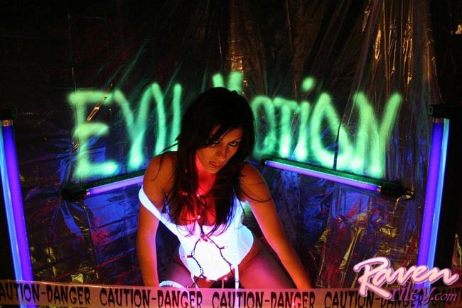 Carino latina teenager raven riley in disco club con dildo
 #76340558