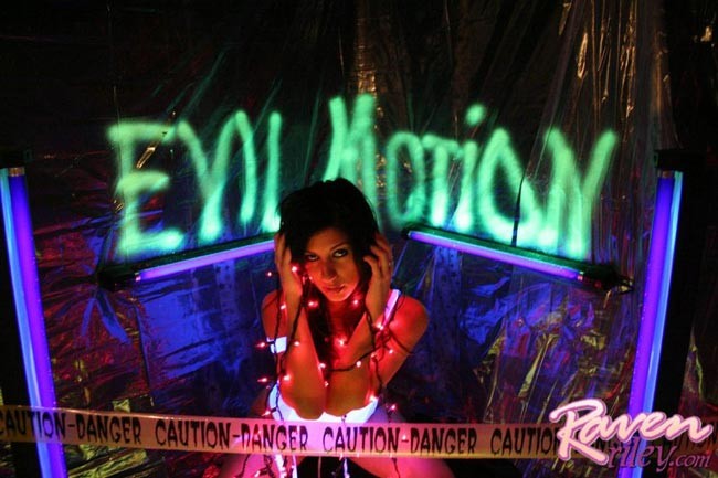 Carino latina teenager raven riley in disco club con dildo
 #76340562