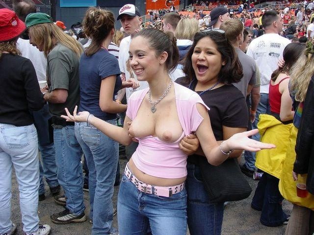 Betrunkene nackte College-Mädchen feiern und zeigen freche Titten
 #76400923