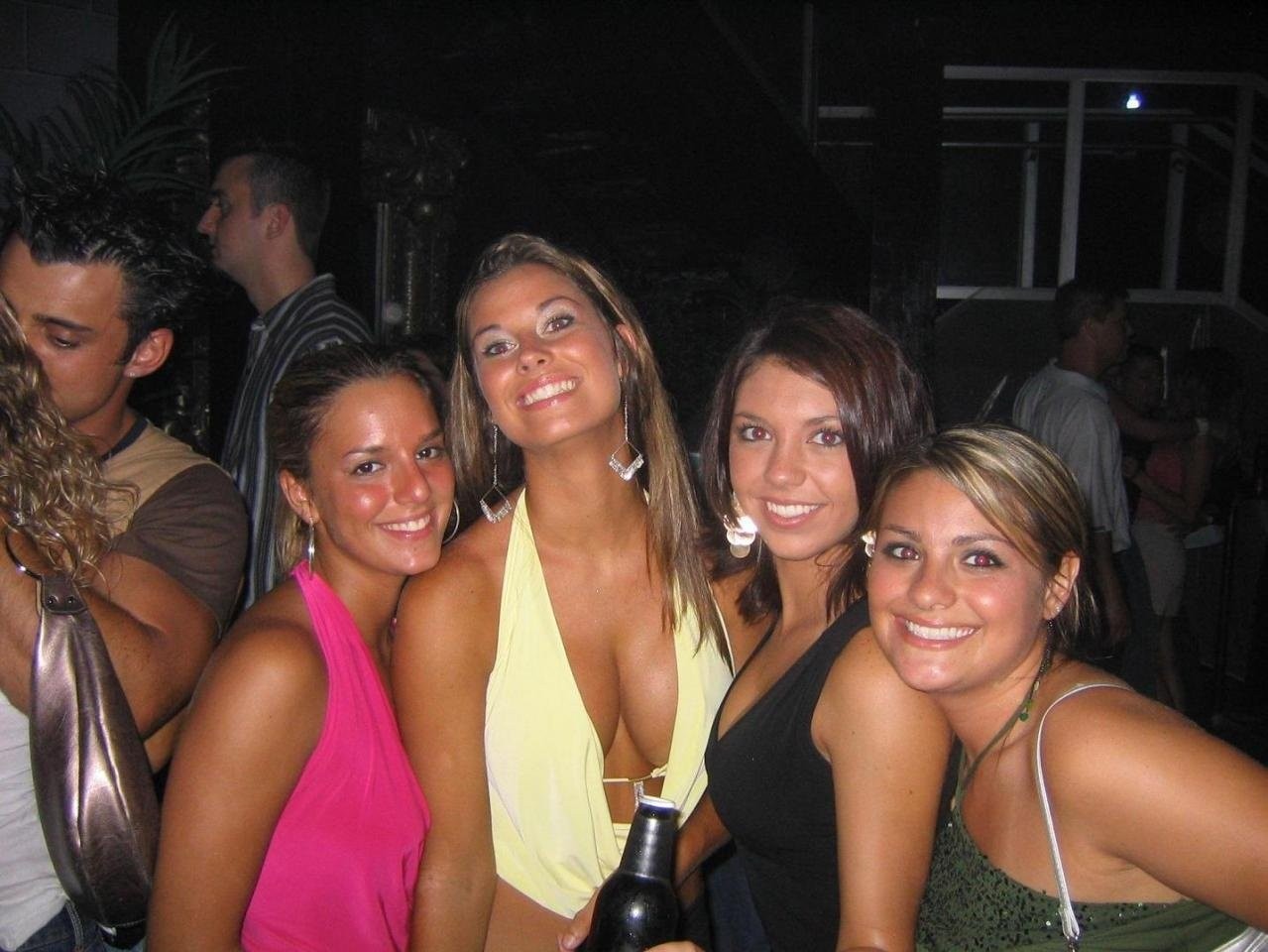 Betrunkene nackte College-Mädchen feiern und zeigen freche Titten
 #76400933