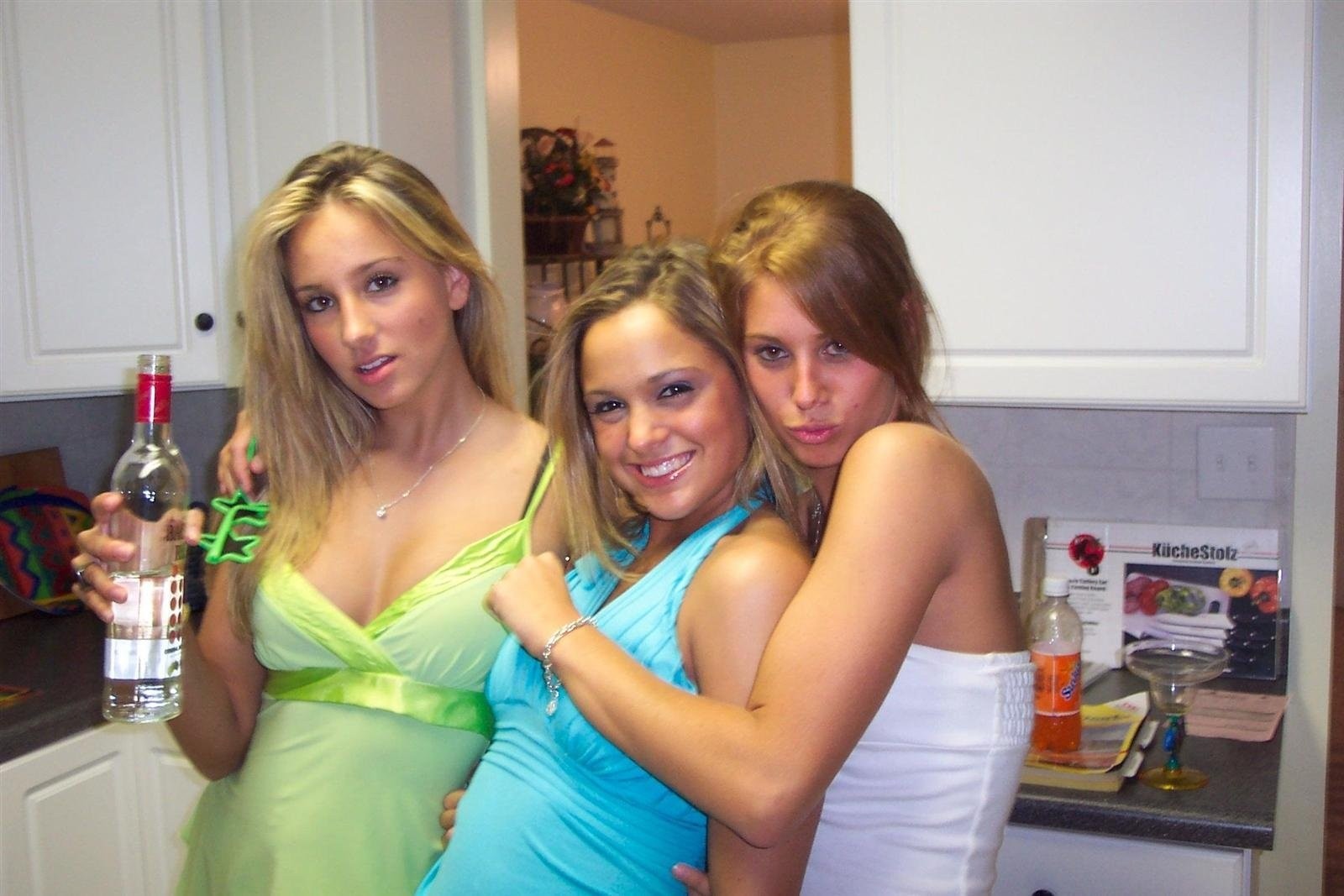 Betrunkene nackte College-Mädchen feiern und zeigen freche Titten
 #76400936