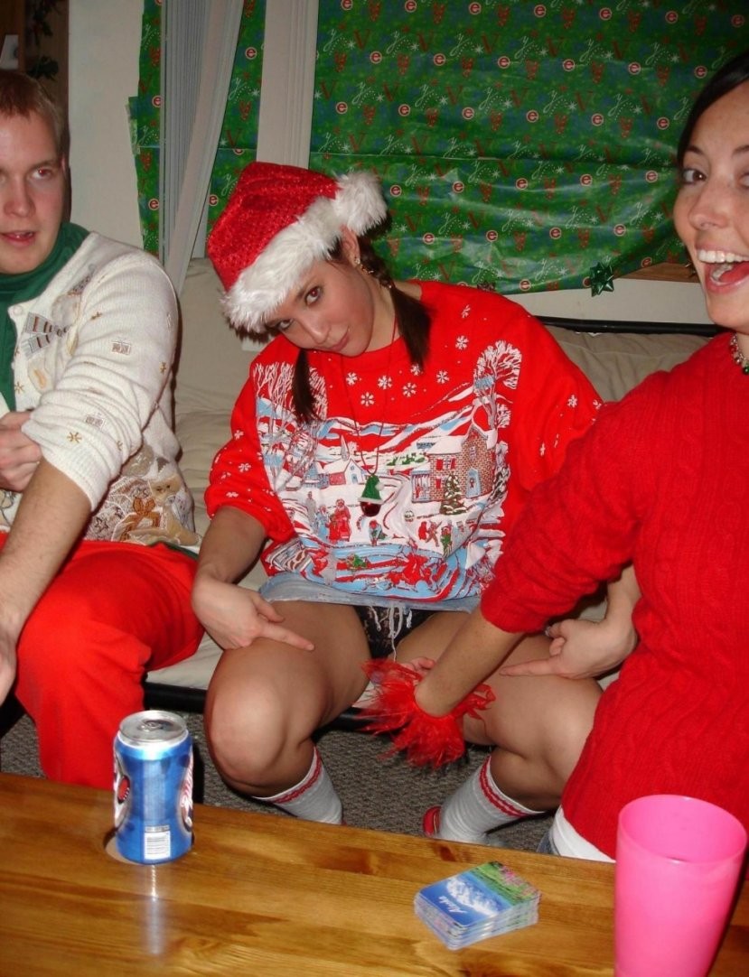 Betrunkene nackte College-Mädchen feiern und zeigen freche Titten
 #76400940