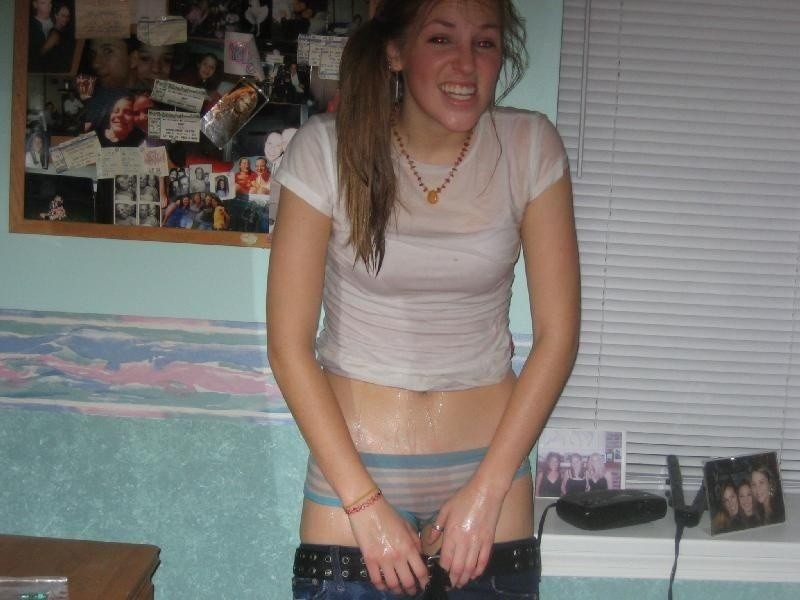 Betrunkene nackte College-Mädchen feiern und zeigen freche Titten
 #76400962
