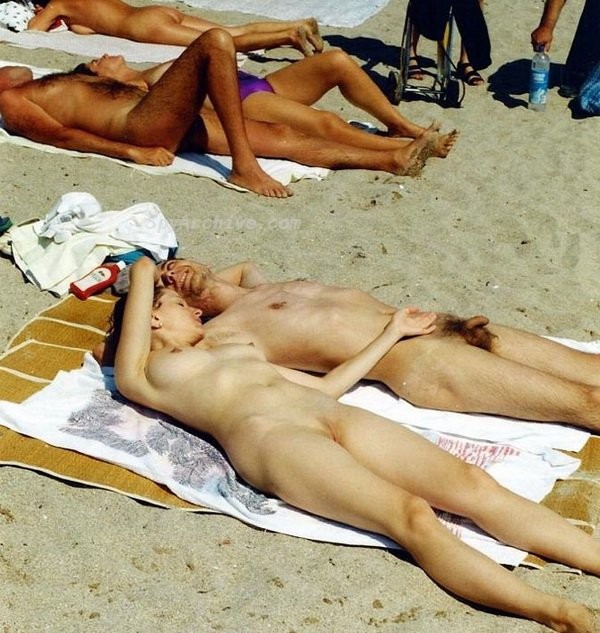 Peeping auf schöne nackte Mädchen am Strand
 #67414170