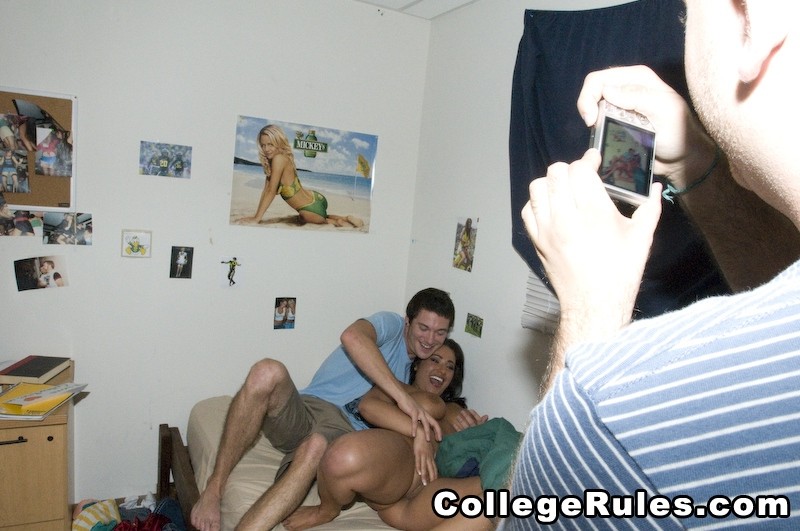 College-Mädchen sind nackt auf der Party geben blowjobs
 #74490811