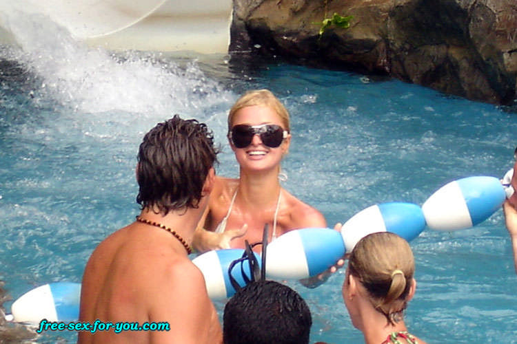 Paris Hilton zeigt kahle Muschi und Titten vor Paparazzi
 #75432591