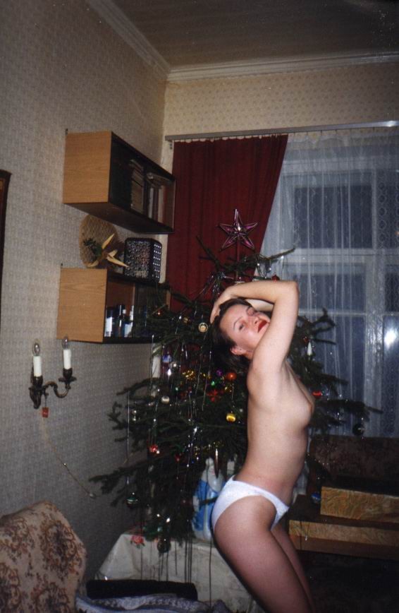 Retro russische Mädchen posieren nackt für Weihnachten
 #67664528