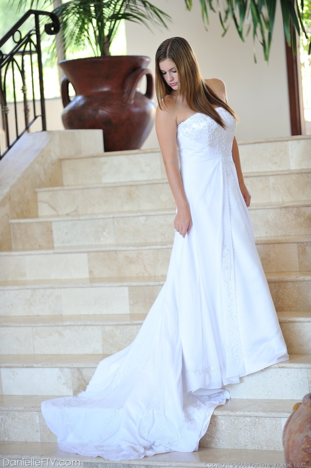 Danielle pose dans une longue robe blanche
 #68501333